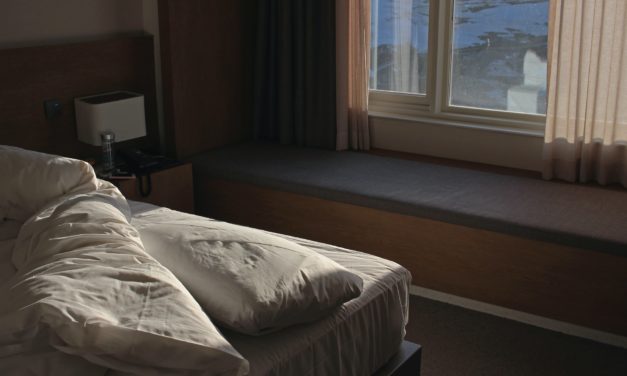 Is Linen Hire Right For Your Business? The Pros and Cons of Hotel Linen Hire